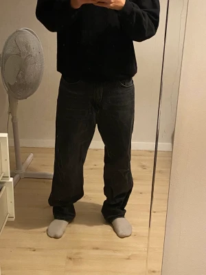 Jeans - Ett par baggy Jeans från hm i storlek 32/32 som jag säljer då dom är för stora, de är lite urtvättade men inget man tänker på. frakt men priset går att diskutera!