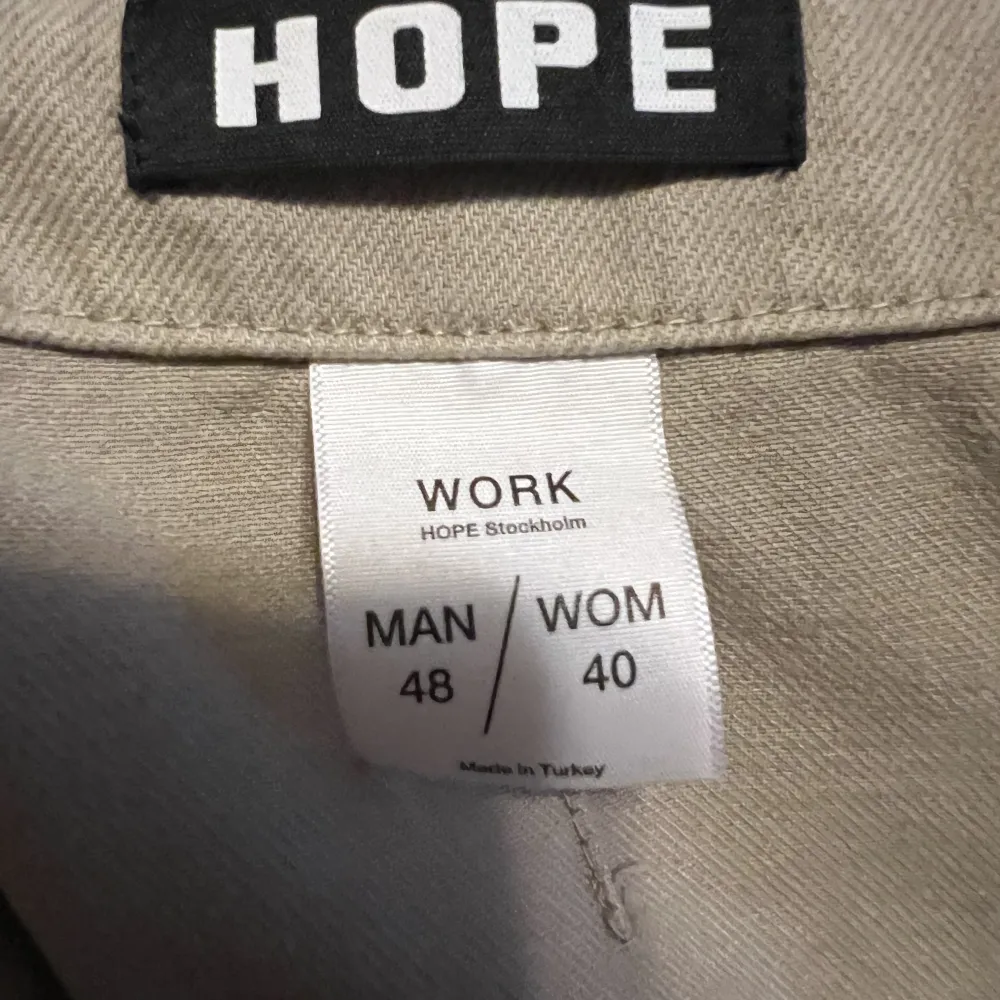 Beige Hope Van Trousers i storlek 48, förlängda hos skräddare och perfekt längd för mig som är 190 lång!. Jeans & Byxor.