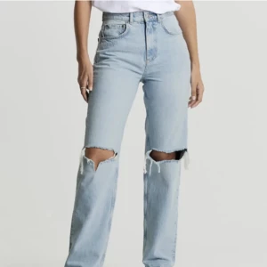 Jeans - Säljer då dom inte passar mig längre. Köpta för nåt år sen men fortfarande i bra skick då dom knappt är använda. Kolla längst ner i mitt flöde för egna bilder elr skriv🫶🏼