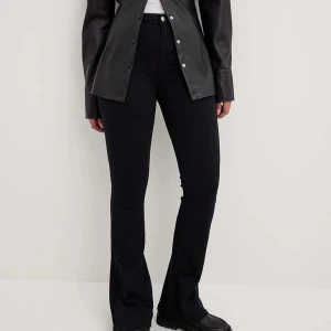 Svarta bootcut jeans - Svarta bootcut/flare jeans i stretchigt material från NA-KD i storlek 36. 