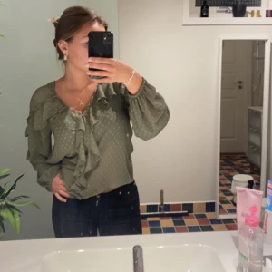 Zara blus - Säljer denna fina zara blus som kanppt kommit till användning, den är jätte fin🫶
