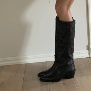 Zara cowboyboots - Säljer dessa cowboy boots från zara då de aldrig kommit till användning. Pris kan diskuteras. Strl 39. Nyskick med lapp. Nypris: 1295kr. Kan mötas upp i Stockholm annars står köparen för frakten😊