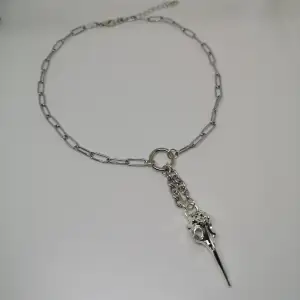 Halsband som är gjort/designat av mig. Det är nytt/oanvänt. Längd: Ca 38 cm + ca 7 cm extra länk. (frakt: 15 kr för frimärke) 