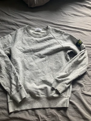 Stone Island tröja - Äkta Stone Island tröja i bra skick, inga defekter, storlek 12 år/ 156 (passar mig som är en XS och 157 cm lång)  Från början kill modell men passar även tjejer