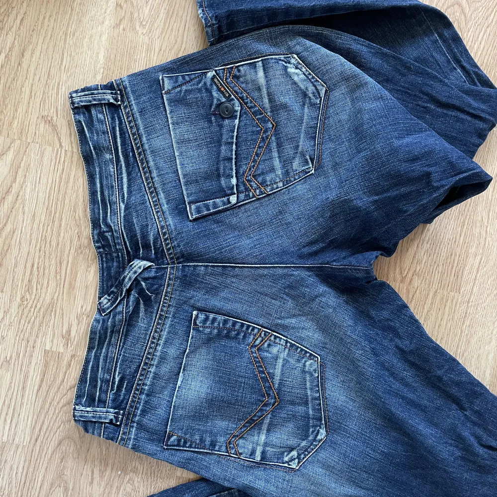 mörkblåa baggy jeans. inget problem med dem. . Jeans & Byxor.