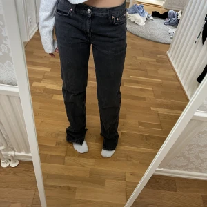 Low waist jeans  - Mörk grå low waist straight leg jeans från Gina💖nypris 499kr