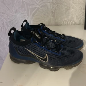 Nike vaporMax  - Skorna är i väldigt bra skick. Skorna har inte gått sönder någonstans. Pris kan diskuteras.