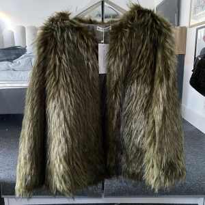 Fuskpäls - Helt ny!! Storlek L men funkar på mindre om man vill ha den lite oversized 