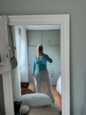 Turkos mesh topp - Med krage som går att vika in diskret om man vill. Suuuperfin verkligen! Slitsen nedtill ger en snygg passform! Oanvänd 