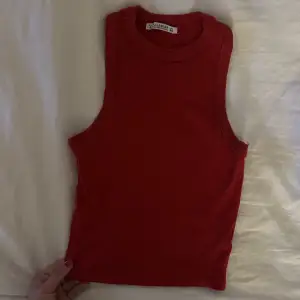 Ett superfint rött linne från Pull & bear. 