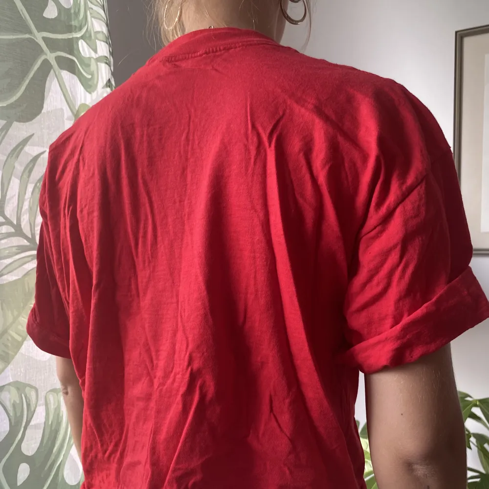 Croppad röd t shirt. Verkligen den bästa röda färgen🍎 100% bomull☁️. T-shirts.