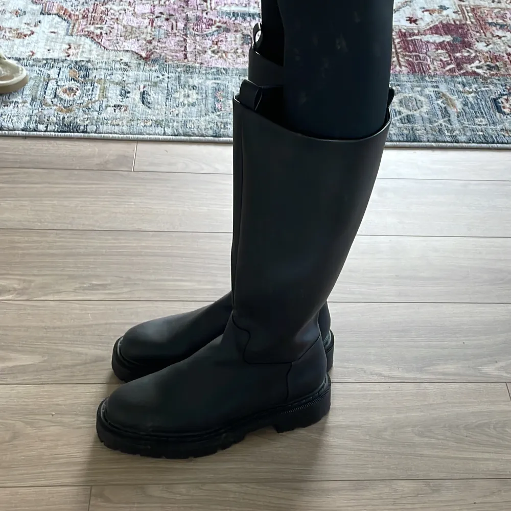 Säljer dessa svarta höga boots/stövlar då jag bara använt de 1 gång. De är så gott som nya. Kontakta vid intresse eller fler bilder!. Skor.