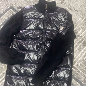 Moncler cardigan  - Moncler cardigan i bra skick, använd par gånger men inga fel finns på den. Allt og finns tags o bag. 