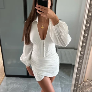 Oh Polly klänning - Klänningen är i storlek uk 6 som motsvarar storlek XS. Klänningen har aldrig använts då den var för liten på mig som i vanliga fall är en storlek S. Klänningen går inte längre att köpa på oh Pollys hemsida, utöver detta är klänningen i gott skick!💖