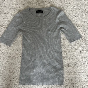 Kortärmad tröja - Säljer den här superfina tajta tröjan ☺️Den sitter super bra på och är tajt💕