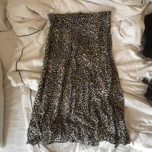 Leopardmönstrad kjol i storlek S