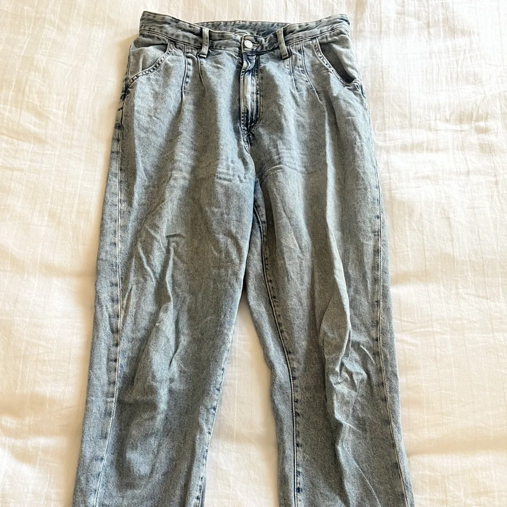Mom jeans från Gina Tricot i storlek 40. Jeans & Byxor.