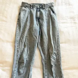 Mom jeans från Gina Tricot i storlek 40