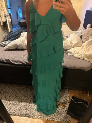 Superfin klänning - Superfin maxiklänning som tyvärr inte kommit till användning, använt en gång. Bekväm och super snygg till sommar, bal, semester eller styla ner den till vardags! Storlek M. 