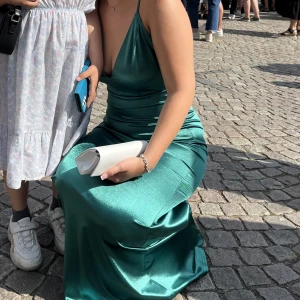 Balklänning - Säljer min fiiiiina balklänning. Använd en gång och jättefint skick. Sista bilden är lånad. En sömmerska har sytt upp klänningen så att den är i lagom längd för mig med ca 8cm klackar och är 168cm lång. Skriv för mer info & bilder🥰