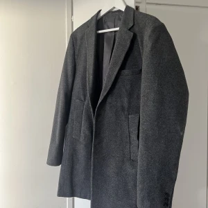Rock/Overcoat - Aldrig använd Filtgrå kort rock i slimfit  Storlek M/L