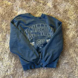 En mörkblå hoodie ifrån gina,storlek S. 