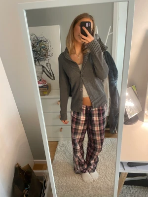 finaste koftan - såå fin grå stickad kofta! Jättemysig o perfekt t hösten 😍🤗 Storlek S från lindex, inga defekter vad jag har sett!