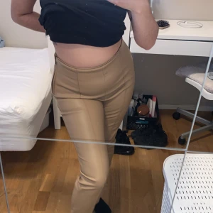 Bruna skinnbyxor - Använda få tal gånger. I bra skick, dessa är typ helt nya. Beställde dessa ifrån Zara stl L, kan massa M. Dom är långa i benenen, men sjukt bekväma. 