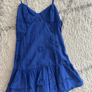 Zara klänning - Superfin klänning från zara. Prislappen är kvar då den aldrig är använd.