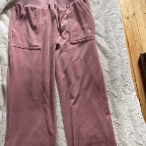  Juicy byxor rosa - Använda en gång storlek xs, säljer dem då dem var förstora för mig🫶🏼