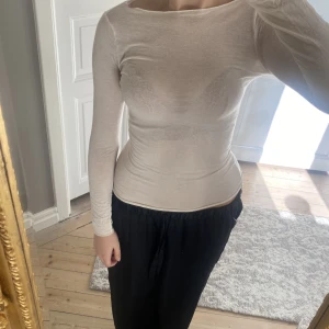 Intimissimi tröja - Den superfina intimissimitröjan i den båtringade modellen, vit🤍Så smickrande passform🤩 Bra skick bortsett från några små tråddragningar, därav priset (skriv för fler bilder). Passar S-M då den är stretchig💕Nypris 449 kr!