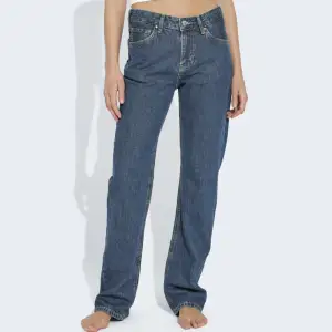 Supersnygga Low waist straight jeans från bikbok, långa på mig som är 1,69🤍🤍superfint skick och inga tecken på användning!:)