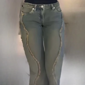 Malibu Low-waist Frayed Jeans | WEEKDAY - Jättecoola low-waist frayed jeans från weekday i storlek 29. Säljer då de är för små för mig! Original pris: 500kr