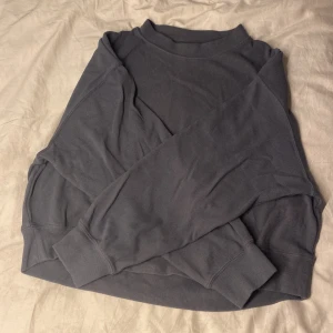 Mjuk grå tröja  - Grå vanlig tröja, nästan aldrig använd och är jätteskön att ha på sig. ❤️