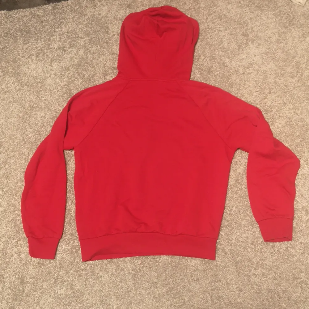 Superfrän röd hoodie med tryck. Är använd men i bra skick. I storlek XS från Gina tricot. . Hoodies.