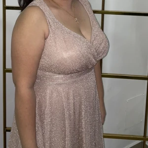 Elegant Festklänning  - Glittrig lång elegant festklänning, bra skick. Använd vid ett tillfälle.