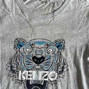 T-shirt  - Tshirt från Kenzo! Inköptes på NK för några år sedan. 