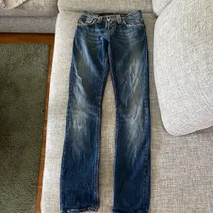 Säljer dessa lågmidjade nudie jeans som är väl använda men det finns inga tecken på att de är slitna. Midjemått: ca 68cm Innerbenslängd: ca 81cm Köparen står för frakt💖💘