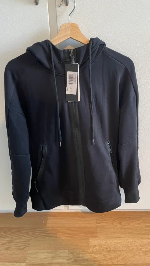 Cp company zip up  - Den är som ny köpte den men den var för kort för mig i armarna 3300 kr ny säljer för 1400 kan ta byten med.