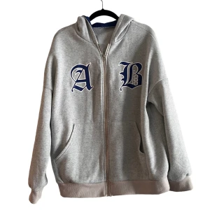 Grå Vintage Hoodie - Grå vintage hoodie, står ingen storlek men hade sagt att det va en oversized M. Hittade inget märke tyvärr, snabba affärer prioriteras. Hör av er för fler bilder eller frågor.