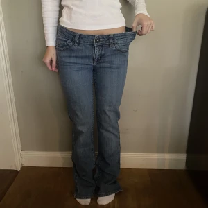Lågmidjade jeans - Jeans nr: 29  💓 Midjemått (rätt över): 42 cm Innerbenslängd: 84 cm Lårmått (rätt över): 24 cm  Modellen på bilden är 168 (för stora i midjan och i längden)  Köp gärna via ”KÖP NU” 💘 Skriv om ni har några frågor eller funderingar//Perfectjeans🫶🏽