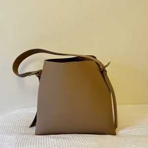 Väska - Säljer denna trendiga väska från mango nu, helt i nyskick, använd en gång! Inga defekter. Nypris 600