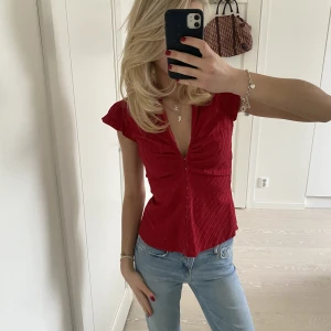 Topp - Helt stört snygg topp som knappt är använd 