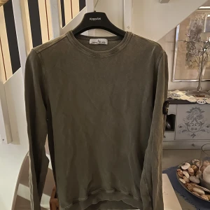 Stone island tröja - Säljer min Stone island tröja på grund utav att den inte passar längre. Tröjan är använd och är lite sliten vid handlederna men det är inget man tänker på när man använder tröjan. Hör av er om ni vill ha fler bilder.
