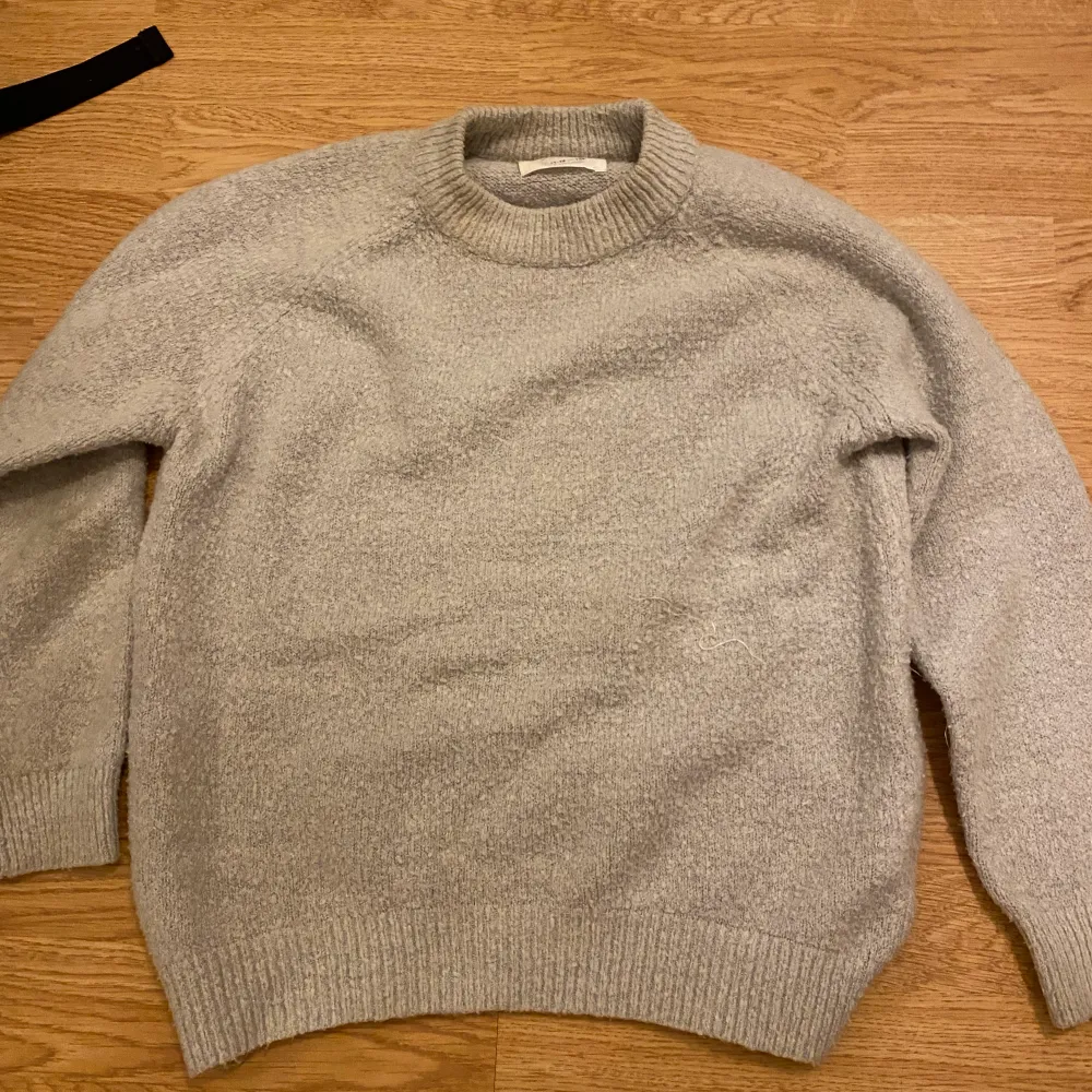 En skön stickad tjock tröja i storlek xs men passar även s. Kan skicka bilder med tröjan på 💕. Stickat.