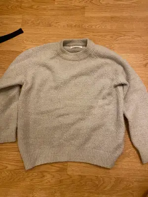 En skön stickad tjock tröja i storlek xs men passar även s. Kan skicka bilder med tröjan på 💕