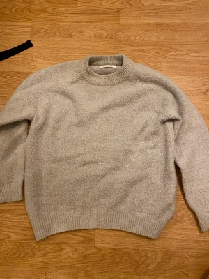 Stickad tröja  - En skön stickad tjock tröja i storlek xs men passar även s. Kan skicka bilder med tröjan på 💕