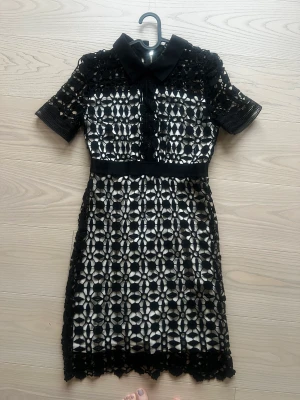 Cocktail klänning  - Klänning i nästan nyskick. Använd två ggr. Snygg och elegant. Passar för många olika tillfällen. Ny pris 3000kr. 