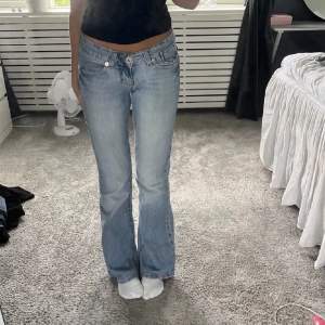 Så fina lågmidjade jeans 37cm midjemått, innerbenslängd 82cm 💓Har två defekter, sista bilden 