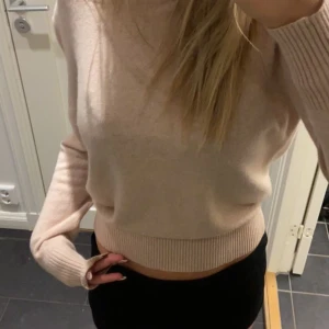 Stickad tröja - Säljer denna stickade mjuka tröjan för att jag aldrig använder den, inga defekter eller skador ❣️ jätte gullig ljusrosa tröja 